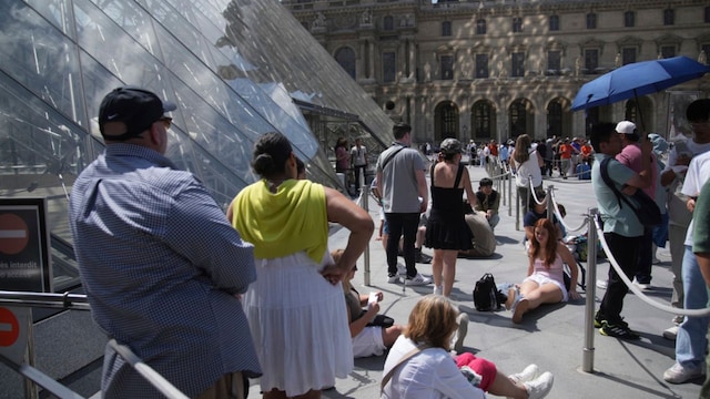 France LouvreTourists wait outside the Louvre museum which failed to open on time on Monday, June 16, 2025 in Paris. (AP Photo/Christophe Ena) France LouvreTourists wait outside the Louvre museum which failed to open on time on Monday, June 16, 2025 in Paris. (AP Photo/Christophe Ena)