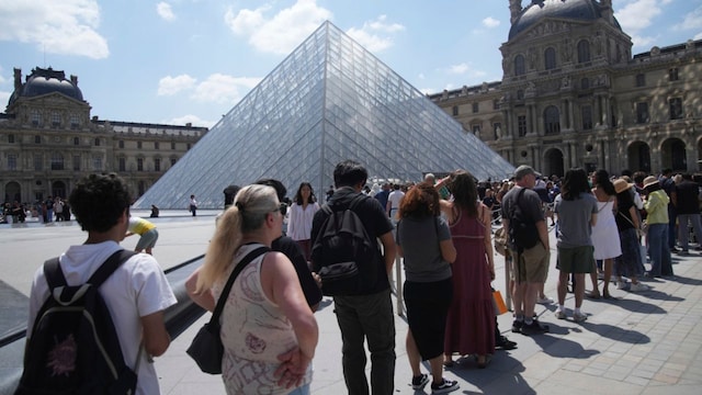France LouvreTourists await entry outside the Louvre museum which remained closed on Monday, June 16, 2025 in Paris. (AP Photo/Christophe Ena) France LouvreTourists await entry outside the Louvre museum which remained closed on Monday, June 16, 2025 in Paris. (AP Photo/Christophe Ena)