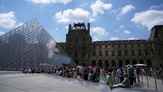 France LouvreTourists wait in line outside the Louvre museum which failed to open on time on Monday, June 16, 2025 in Paris. (AP Photo/Christophe Ena) France LouvreTourists wait in line outside the Louvre museum which failed to open on time on Monday, June 16, 2025 in Paris. (AP Photo/Christophe Ena)
