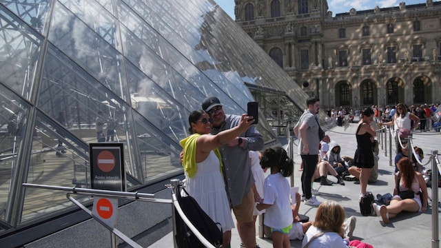 France LouvreTourists wait outside the Louvre museum which failed to open on time on Monday, June 16, 2025 in Paris. (AP Photo/Christophe Ena) France LouvreTourists wait outside the Louvre museum which failed to open on time on Monday, June 16, 2025 in Paris. (AP Photo/Christophe Ena)