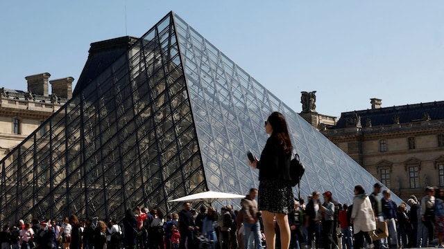 Visitors queue near the glass Pyramid to enter inside the Louvre Museum on a sunny spring day in Paris, France, April 18, 2025. REUTERS/Abdul Saboor Visitors queue near the glass Pyramid to enter inside the Louvre Museum on a sunny spring day in Paris, France, April 18, 2025. REUTERS/Abdul Saboor
