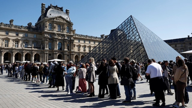 Visitors queue near the glass Pyramid to enter inside the Louvre Museum on a sunny spring day in Paris, France, April 18, 2025. REUTERS/Abdul Saboor Visitors queue near the glass Pyramid to enter inside the Louvre Museum on a sunny spring day in Paris, France, April 18, 2025. REUTERS/Abdul Saboor