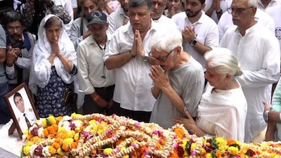 Pushkaraj Sabharwal, father of Captain Sumeet Sabharwal who was the pilot of the Air India plane which crashed in Ahmedabad last week, with other family members pays tribute after his son's mortal remains were brought to Mumbai for his last rites. (PTI)