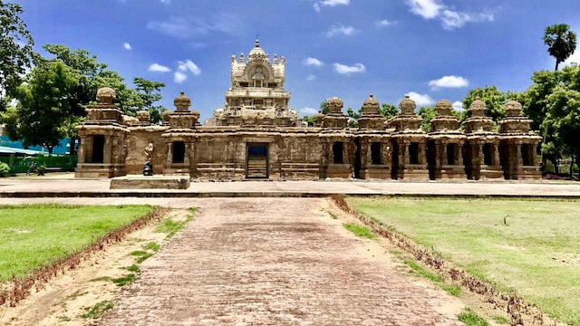 8. Kailasanathar Temple, Kanchipuram | Dedicated to Lord Shiva, this sandstone temple, constructed by the Pallavas, is a superb illustration of early Dravidian architecture. Intricately carved designs, frescoes, and representations of Hindu art on the pyramidal tower, pillars, walls, and shrines are among the temple's most striking characteristics. 8. Kailasanathar Temple, Kanchipuram | Dedicated to Lord Shiva, this sandstone temple, constructed by the Pallavas, is a superb illustration of early Dravidian architecture. Intricately carved designs, frescoes, and representations of Hindu art on the pyramidal tower, pillars, walls, and shrines are among the temple's most striking characteristics.