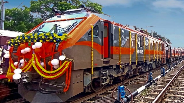 India is witnessing a surge in train travel amid the festive travel season this coming week as the country celebrates Ganesh Chaturthi, Janmashtami and other Hindu festivals. With schools on break and many offices offering extended weekends, families are taking advantage of the holiday window to visit relatives, embark on pilgrimages, or enjoy short getaways. Railway stations, airports, and highways are experiencing a sharp increase in footfall. If you too are embarking on a train journey, here are some luggage rules you must know so that you do not end up flouting any rules and avoid being fined. Read on to know more. India is witnessing a surge in train travel amid the festive travel season this coming week as the country celebrates Ganesh Chaturthi, Janmashtami and other Hindu festivals. With schools on break and many offices offering extended weekends, families are taking advantage of the holiday window to visit relatives, embark on pilgrimages, or enjoy short getaways. Railway stations, airports, and highways are experiencing a sharp increase in footfall. If you too are embarking on a train journey, here are some luggage rules you must know so that you do not end up flouting any rules and avoid being fined. Read on to know more.