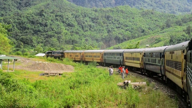 No 2. Aronai Superfast Express (Thiruvananthapuram Central – Silchar) | This superfast express train connects Silchar and Thiruvananthapuram Central. This train travels 3931 km in 74 hours on Tuesdays and travels through 57 stops. The Aronai Express has 23 coaches, including sleeper class, second seating, AC 2-tier, and AC 3-tier coaches. No 2. Aronai Superfast Express (Thiruvananthapuram Central – Silchar) | This superfast express train connects Silchar and Thiruvananthapuram Central. This train travels 3931 km in 74 hours on Tuesdays and travels through 57 stops. The Aronai Express has 23 coaches, including sleeper class, second seating, AC 2-tier, and AC 3-tier coaches.