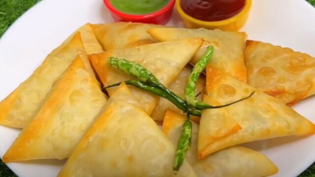 5. Kheema Samosa (Mutton or Chicken)Kheema samosas are deep-fried pastries filled with spiced minced meat, either mutton or chicken, and make for a popular street snack in Hyderabad. The crisp outer layer contrasts beautifully with the juicy, flavour-packed filling. These are widely enjoyed during tea-time and festive gatherings.