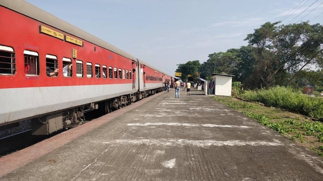 No 7. New Tinsukia – Bengaluru Express (Bangalore City – New Tinsukia) | The New Tinsukia-Bengaluru Weekly Express is a weekly train that runs between Tinsukia, Assam, and Bengaluru, Karnataka. This train began running in 2010, travels around 3542 to 3611 kilometres in 63–65 hours, leaving New Tinsukia Junction (NTSK) on Fridays and arriving in SMVT Bengaluru (SMVB) on Mondays. No 7. New Tinsukia – Bengaluru Express (Bangalore City – New Tinsukia) | The New Tinsukia-Bengaluru Weekly Express is a weekly train that runs between Tinsukia, Assam, and Bengaluru, Karnataka. This train began running in 2010, travels around 3542 to 3611 kilometres in 63–65 hours, leaving New Tinsukia Junction (NTSK) on Fridays and arriving in SMVT Bengaluru (SMVB) on Mondays.