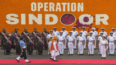New Delhi: Prime Minister Narendra Modi inspects a Guard of Honour during the 79th Independence Day celebration at the Red Fort, in New Delhi, Friday, Aug. 15, 2025. (PTI Photo/Ravi Choudhary)(PTI08_15_2025_000079B)
