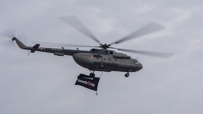 New Delhi: An Indian Air Force helicopter flies past during full dress rehearsal for 79th Independence Day celebrations, at the Red Fort complex in New Delhi, Wednesday, Aug. 13, 2025. (PTI Photo/Ravi Choudhary) (PTI08_13_2025_000061B)