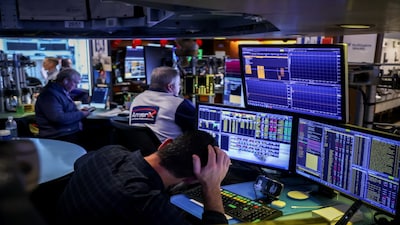 Traders work on the floor of the New York Stock Exchange (NYSE) in New York, US, on Monday, Sept. 22, 2025. Wall Street traders left stocks hovering near all-time highs amid calls for a break after a $15 trillion rally from April lows, with traders awaiting a handful of Federal Reserve speakers and a key inflation measure. Photographer: Michael Nagle/Bloomberg