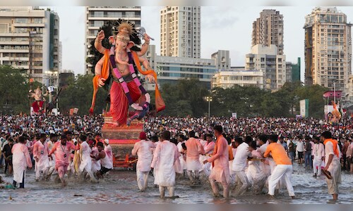 Mumbai Celebrates Ganesh Visarjan with Devotees and Dignitaries