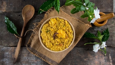 1. Khichuri | A staple of Durga Puja bhog, khichuri is made with aromatic gobindo bhog rice, moong dal, and spices. This comforting dish is served with labra, chutney, and papad, making it a wholesome offering. Its rich aroma and light texture make it the centerpiece of the bhog meal. (Image: Canva)