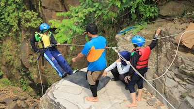 7. Munnar | Munnar’s rugged terrain and lush tea gardens make it a natural playground for trekkers and climbers. Rock climbing, rappelling and cycling through winding trails are popular draws. Waterfalls and scenic viewpoints add beauty to the adventure.