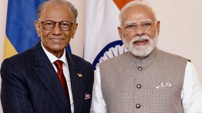 Prime Minister Narendra Modi with his Mauritius counterpart Navinchandra Ramgoolam during a bilateral meeting, in Varanasi. /PTI