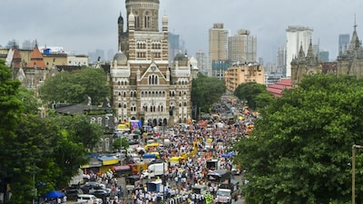 Mumbai: Supporters of Maratha quota activist Manoj Jarange, who is on a hunger strike demanding Maratha reservation, gather outside the Brihanmumbai Municipal Corporation (BMC) headquarters to join his agitation, in Mumbai, Sunday, Aug. 31, 2025. (PTI Photo)(PTI08_31_2025_000436A)