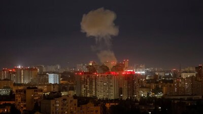 Smoke rises in the city after a Russian drone and missile strikes, amid Russia's attack on Ukraine, in Kyiv, Ukraine September 28, 2025. REUTERS/Gleb Garanich