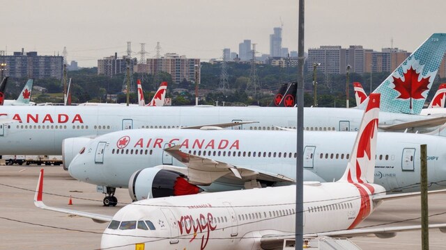 ಆಗಸ್ಟ್ 19, 2025 ರಂದು ಕೆನಡಾದ ಒಂಟಾರಿಯೊದ ಮಿಸ್ಸಿಸೌಗಾದಲ್ಲಿರುವ ಟೊರೊಂಟೊ ಪಿಯರ್ಸನ್ ಅಂತರಾಷ್ಟ್ರೀಯ ವಿಮಾನ ನಿಲ್ದಾಣದಲ್ಲಿ ವಿಮಾನಗಳನ್ನು ತೆರಿಗೆ ವಿಧಿಸಲಾಗುತ್ತದೆ. ರಾಯಿಟರ್ಸ್/ಕಾರ್ಲೋಸ್ ಒಸೊರಿಯೊ/ಫೈಲ್ ಫೋಟೋ