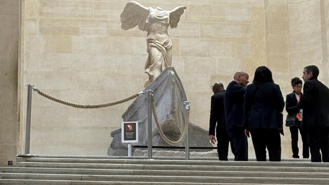Louvre Museum heist: Thieves disguised as construction workers steal ...