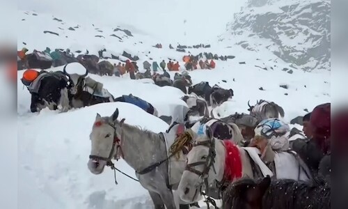 900 hikers rescued after snowstorm traps hundreds on Mount Everest’s China side
