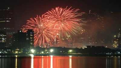 Mumbai: Fireworks light the sky as part of Diwali festival celebrations, at Chhatrapati Shivaji Maharaj Park in Mumbai, Tuesday, Oct. 21, 2025. (PTI Photo/Kunal Patil)(PTI10_21_2025_000270B)