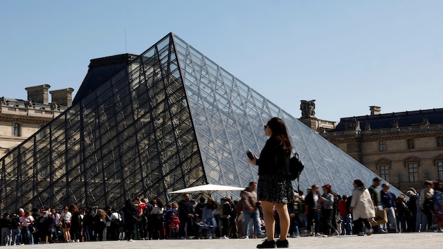 Louvre Museum in Paris shut after thieves escape with heritage jewellery Louvre Museum in Paris shut after thieves escape with heritage jewellery