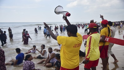 Puri: Life guards urge visitors not to venture too deep into the sea in view of 'Cyclone Montha', in Puri, Sunday, Oct. 26, 2025. (PTI Photo)(PTI10_26_2025_000267B)