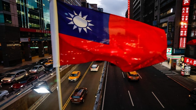 Taiwan’s $286 billion pension fund trims its US dollar exposure as volatility rises