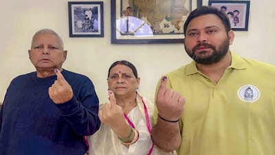 **EDS: THIRD PARTY IMAGE** In this image posted on Nov. 6, 2025, RJD chief Lalu Prasad Yadav, wife Rabri Devi, and son and party leader Tejashwi Yadav show their ink marked fingers after casting votes in the first phase of the Bihar Assembly elections, in Patna. (@yadavtejashwi/X via PTI Photo)(PTI11_06_2025_000045B)