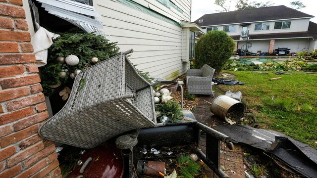Tornado sweeps through Houston suburb, damaging over 100 homes – See ...