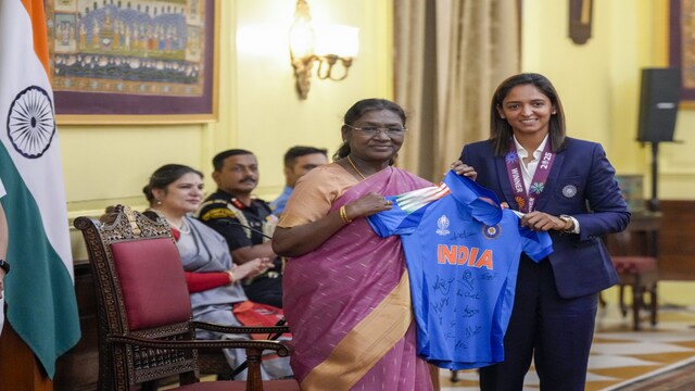 ನವದೆಹಲಿ: ಒಡಿಐ ವಿಶ್ವಕಪ್‌ನಲ್ಲಿ ತಂಡದ ಗೆಲುವಿನ ನಂತರದ ಸಭೆಯಲ್ಲಿ ಅಧ್ಯಕ್ಷೆ ದ್ರೌಪದಿ ಮುರ್ಮು ಅವರಿಗೆ ಮಹಿಳಾ ಕ್ರಿಕೆಟ್ ತಂಡದ ನಾಯಕಿ ಹರ್ಮನ್‌ಪ್ರೀತ್ ಕೌರ್ ಅವರು ತಂಡದ ಜೆರ್ಸಿಯನ್ನು ಉಡುಗೊರೆಯಾಗಿ ನೀಡುತ್ತಿದ್ದಾರೆ, ನವೆಂಬರ್ 6, 2025, ಗುರುವಾರದಂದು ನವದೆಹಲಿಯ ರಾಷ್ಟ್ರಪತಿ ಭವನದಲ್ಲಿ (ಪಿಟಿಐ ಫೋಟೋ/ಸಲ್ಮಾನ್ ಅಲಿ) (PTI114060)