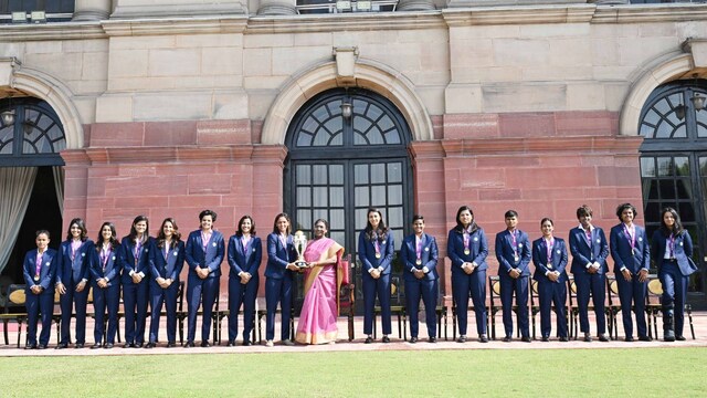 2025 ರ ವಿಶ್ವಕಪ್ ಗೆದ್ದ ನಂತರ ಅಧ್ಯಕ್ಷೆ ದ್ರೌಪದಿ ಮುರ್ಮು ಭಾರತೀಯ ಮಹಿಳಾ ಕ್ರಿಕೆಟ್ ತಂಡವನ್ನು ಭೇಟಿಯಾದರು (ಫೋಟೋ: ಅಧ್ಯಕ್ಷರ ಸಚಿವಾಲಯ)