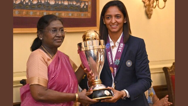 2025 ರ ವಿಶ್ವಕಪ್ ಗೆದ್ದ ನಂತರ ಅಧ್ಯಕ್ಷೆ ದ್ರೌಪದಿ ಮುರ್ಮು ಭಾರತೀಯ ಮಹಿಳಾ ಕ್ರಿಕೆಟ್ ತಂಡವನ್ನು ಭೇಟಿಯಾದರು (ಫೋಟೋ: ಅಧ್ಯಕ್ಷರ ಸಚಿವಾಲಯ)