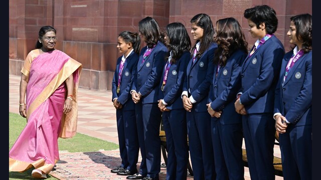 2025 ರ ವಿಶ್ವಕಪ್ ಗೆದ್ದ ನಂತರ ಅಧ್ಯಕ್ಷೆ ದ್ರೌಪದಿ ಮುರ್ಮು ಭಾರತೀಯ ಮಹಿಳಾ ಕ್ರಿಕೆಟ್ ತಂಡವನ್ನು ಭೇಟಿಯಾದರು (ಫೋಟೋ: ಅಧ್ಯಕ್ಷರ ಸಚಿವಾಲಯ)