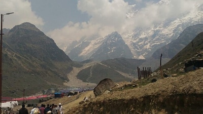 Kedarkantha Trek: a winter classic with soft snow and alpine calm. Starting from Sankri, the trail passes snow-blanketed forests and frozen high-altitude meadows before reaching a summit with panoramic Himalayan views. In deep winter, trails and camps turn into a pristine snow-laden wonderland, ideal for first-timers and seasoned trekkers alike.
