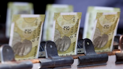 Indian twenty rupee currency notes are displayed at a roadside currency exchange stall in New Delhi, India, May 24, 2024. REUTERS/Priyanshu Singh