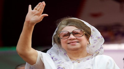 FILE PHOTO: Bangladesh Nationalist Party (BNP) Chairperson Begum Khaleda Zia waves to activists as she arrives for a rally in Dhaka January 20, 2014.  REUTERS/Andrew Biraj/File Photo     TPX IMAGES OF THE DAY