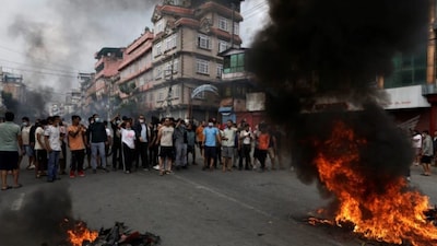 2025: वैश्विक राजनीतिक उथल-पुथल, नेताओं का बदलाव, विरोध प्रदर्शन और संघर्ष.