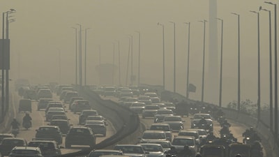 New Delhi: Vehicles ply on Barapullah flyover on a smoggy winter morning, in New Delhi, Thursday, Nov. 27, 2025. Delhi's air quality remained in the 'very poor' category for the 14th consecutive day on Thursday, with the city recording an AQI of 377 and forecasts indicating no relief in the coming week. (PTI Photo) (PTI11_27_2025_000375B)