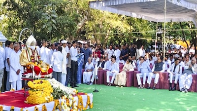 Latur: Congress President Mallikarun Kharge, extreme right, with Minister of State for Defence Sanjay Seth, 2nd right, and others during the funeral of former union home minister Shivraj Patil, in Latur, Maharashtra, Saturday, Dec. 13, 2025. (PTI Photo)(PTI12_13_2025_000167B)