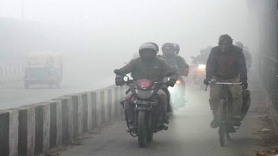 New Delhi: Commuters brave dense fog on a winter morning, in New Delhi, Saturday, Dec. 20, 2025. (PTI Photo/Kamal Kishore) (PTI12_20_2025_000011B)