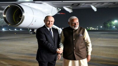 Russian President Vladimir Putin is welcomed by Indian Prime Minister Narendra Modi upon arrival at the Palam Air Base in New Delhi, India December 4, 2025. Sputnik/Grigory Sysoev/Pool via REUTERS ATTENTION EDITORS - THIS IMAGE WAS PROVIDED BY A THIRD PARTY.