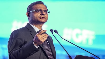 Mumbai: Reserve Bank of India (RBI) Governor Sanjay Malhotra addresses the gathering on the second day of the �Global Fintech Festival 2025�, in Mumbai, Wednesday, Oct. 8, 2025. (PTI Photo/Shashank Parade) (PTI10_08_2025_000378B)