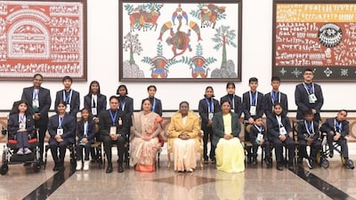 President Droupadi Murmu with the Pradhan Mantri Rashtriya Bal Puraskar winners./image PTI