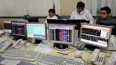 Brokers trade on their computer terminals at a stock brokerage firm in Mumbai May 4, 2009. Indian shares rose more than 6 percent on Monday afternoon, taking gains to over 50 percent from a 2009 low in early March, as strong risk appetite on a brighter outlook for the global economy lifted markets across Asia. REUTERS/Punit Paranjpe (INDIA BUSINESS)