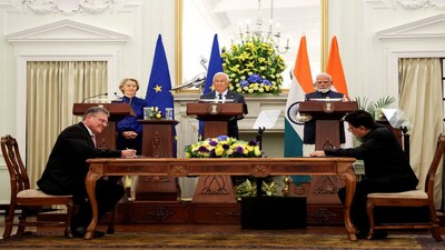 European Commissioner for Trade Maros Sefcovic and India's Trade Minister Piyush Goyal sign an agreement, as European Commission President Ursula von der Leyen, Indian Prime Minister Narendra Modi and European Council President Antonio Costa stand next to them, at the Hyderabad House in New Delhi, India, January 27, 2026. REUTERS/Altaf Hussain