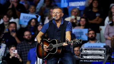 FILE PHOTO: Bruce Springsteen performs during a campaign rally for Democratic presidential nominee U.S. Vice President Kamala Harris in Philadelphia, Pennsylvania, U.S., October 28, 2024. REUTERS/Eloisa Lopez/File Photo