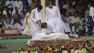Baramati: Parth Pawar, front, and Jay Pawar, back right, perform rituals during the funeral of their father and Maharashtra Deputy Chief Minister Ajit Pawar, at the Vidya Pratishthan ground, in Baramati, Pune district, Thursday, Jan. 29, 2026. (PTI Photo/Kunal Patil) (PTI01_29_2026_000194B)