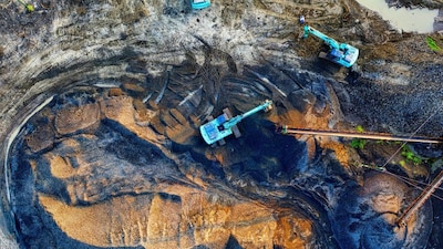 6. Rajpura Dariba Mine VRM Disaster (1994, Rajasthan) | Though not a coal mine, this is one of India’s deadliest underground mining accidents. Workers were killed after a Vertical Raise Machine (VRM) malfunctioned at the Rajpura Dariba mine in Udaipur. The incident is often cited in mining safety discussions because it involved a major mechanical failure. (Representative Image: Canva)