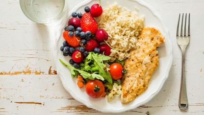 Focus on balance, not extremes

Everyday meals should combine vegetables, fruits, whole grains, proteins, and healthy fats. You don’t need to demonise carbs or fat—just limit ultra-processed, sugary, and deep-fried foods that add more harm than value. (Image: Canva)